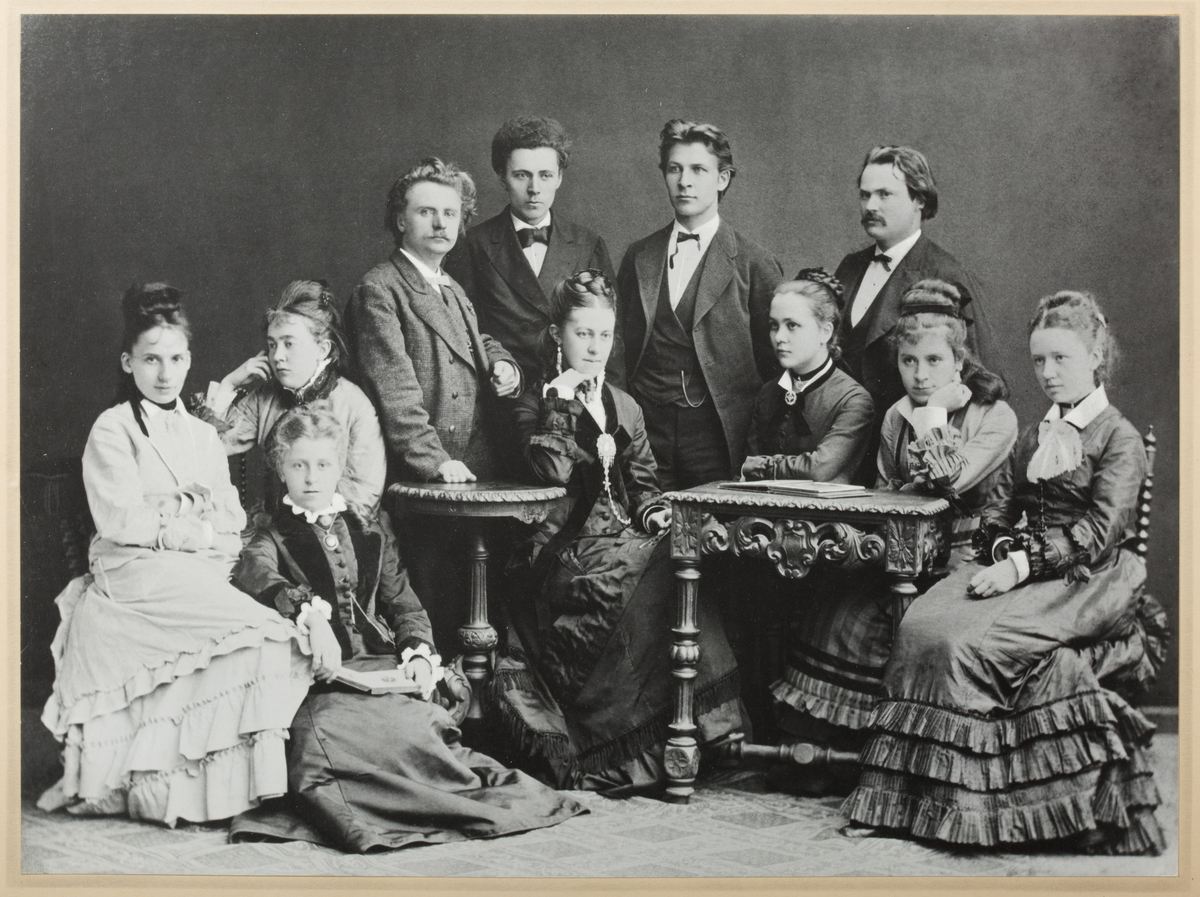 Avbildet:
Sittende fra venstre: Birgit (Bibba) Dahl, Bergitte Oftedal, Randi Nilsen (foran), Inger Holst, Ragna Goplen, Anna Bjurstedt og Eline Aune (g. Brænne). Stående bak f.v: Edvard Grieg, Lauritz Grimstad, Hugo Ingelius og Johannes Haarklou.