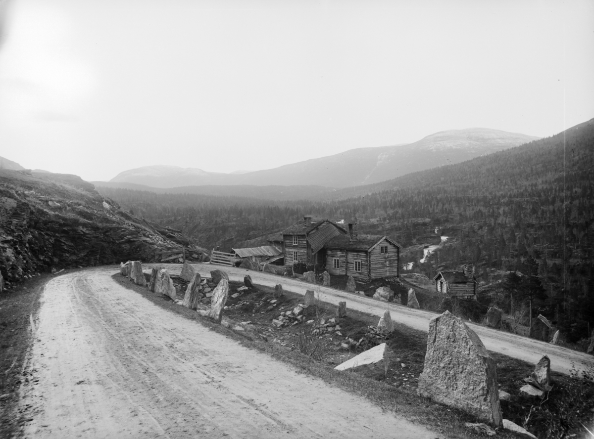 Nedre Kleiva ved Kleivsvingene øverst i Romsdalen, like vest for fylkesgransa til Oppland. Elva Ulvåa kommer fra Brøstdalen/Ulvådalen.  Landskap med veg, stabbesteiner og hus.