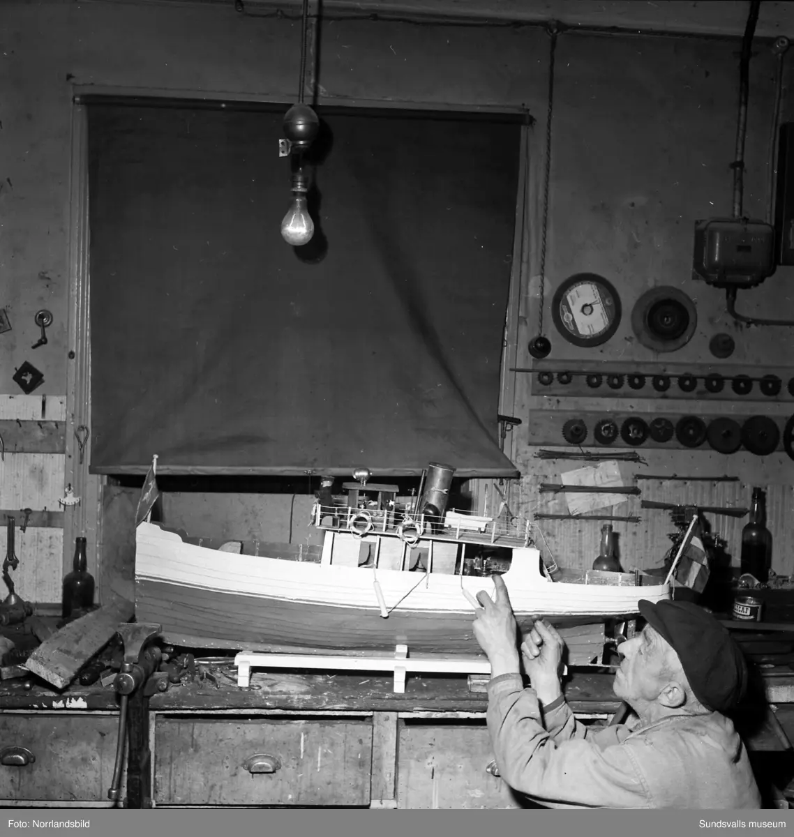 modellb-tsbyggare-p-aln-bygger-en-b-t-med-namnet-pilen-sundsvalls