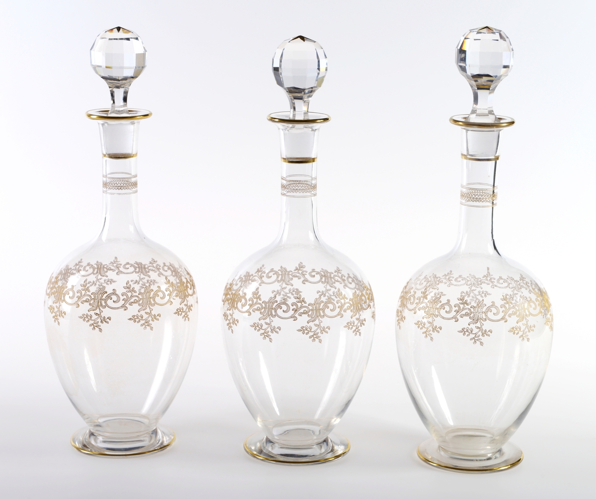 Bord av snirklende bladmønster i gull på øvre del av korpus, og to border på øvre og midtre del av hals. Den ene borden består av en smal gullstrek, den andre bestående av en slyngbord med to tynne gullstreken tett sammen over og under slyngborden. Rand og fot har også gullkant. Det er påført en gullfarget stjerne på toppen av korken.