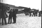 F6 Karlsborg vintern 1940-1941. B4:or görs klara för flygning. Albumet är en del av en donation från Karl-Axel Hansson, Karlsborg. Förteckning över hela donationen finns i albumet samt som Word-dokument.