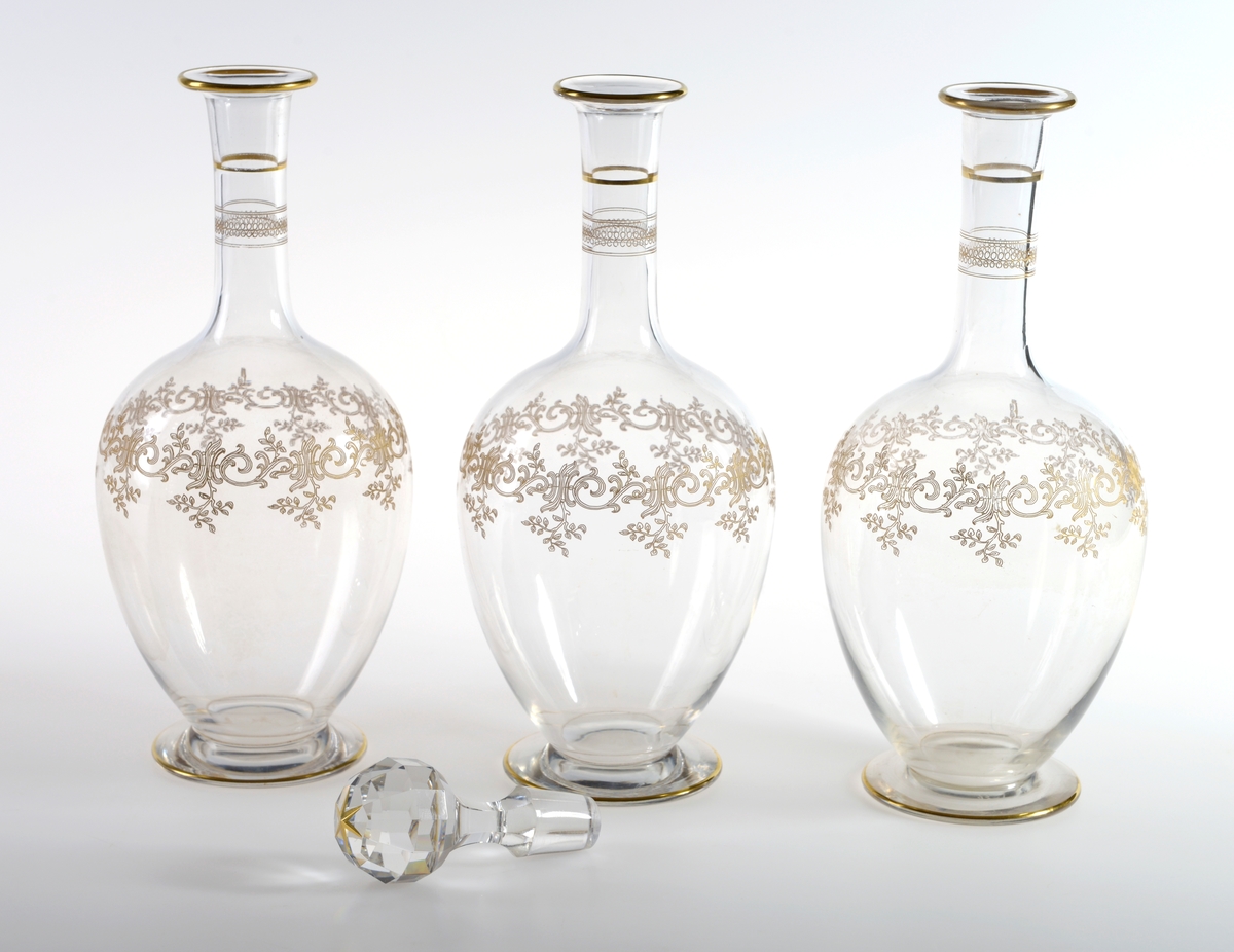 Bord av snirklende bladmønster i gull på øvre del av korpus, og to border på øvre og midtre del av hals. Den ene borden består av en smal gullstrek, den andre bestående av en slyngbord med to tynne gullstreken tett sammen over og under slyngborden. Rand og fot har også gullkant. Det er påført en gullfarget stjerne på toppen av korken.