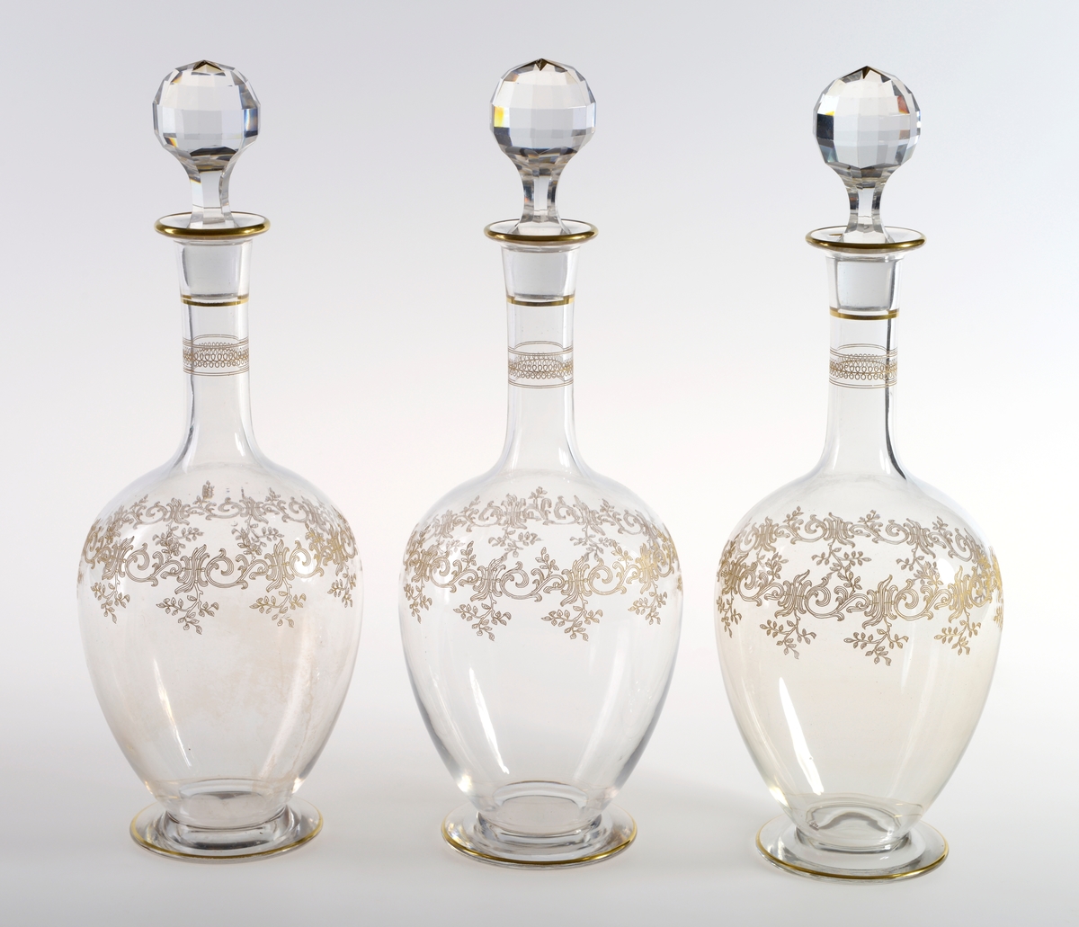 Bord av snirklende bladmønster i gull på øvre del av korpus, og to border på øvre og midtre del av hals. Den ene borden består av en smal gullstrek, den andre bestående av en slyngbord med to tynne gullstreken tett sammen over og under slyngborden. Rand og fot har også gullkant. Det er påført en gullfarget stjerne på toppen av korken.