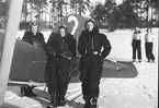 F6 Karlsborg 28/1 1941. Från vänster: Värnpliktige flygförare Hedén, signalist Nilsson och Hylander. Albumet är en del av en donation från Karl-Axel Hansson, Karlsborg. Förteckning över hela donationen finns i albumet samt som Word-dokument.