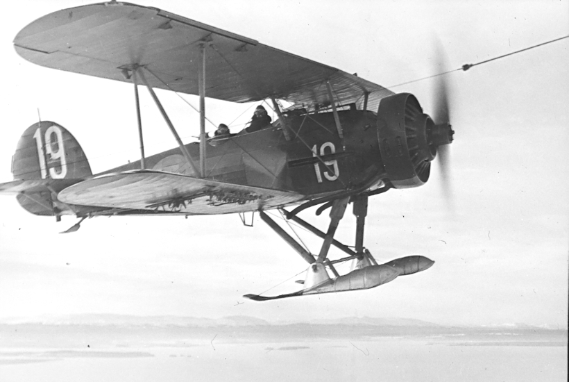 F6 Karlsborg januari 1941. Flygplan B4 på väg mot vinterövning i Luleå. Albumet är en del av en donation från Karl-Axel Hansson, Karlsborg. Förteckning över hela donationen finns i albumet samt som Word-dokument.