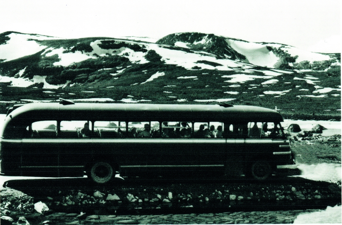 Fotografi av E-15611 på Valdresflye med utsikt mot Rasletind (2106 moh).
På slutten av 1950 årene ble det satt nytt karosseri på denne bussen hos Brødrene Repstads Karosserifabrikk.
