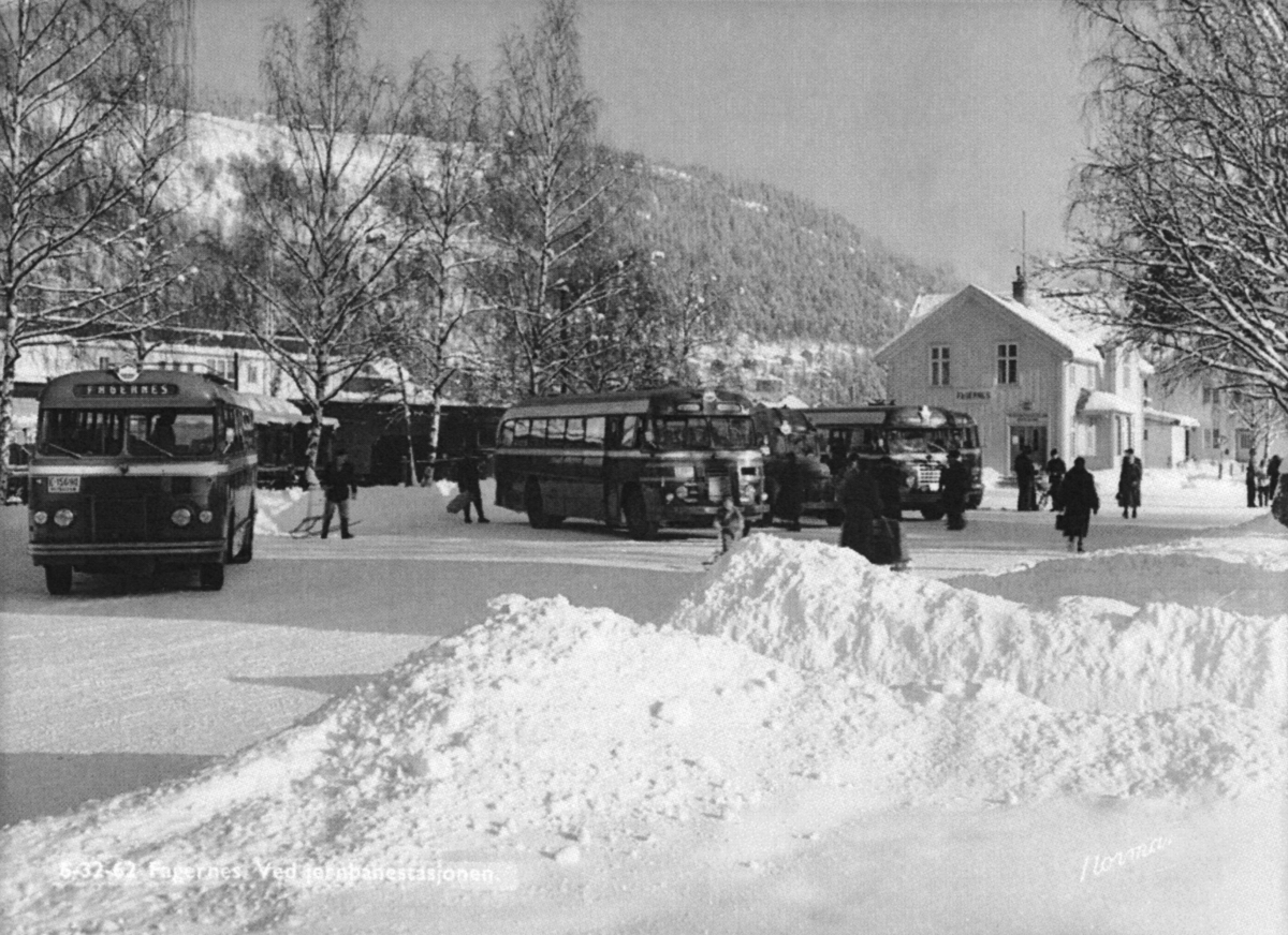 I 1959 ble dette bildet tatt på Fagernes jernbanestasjon av flere JVB busser.