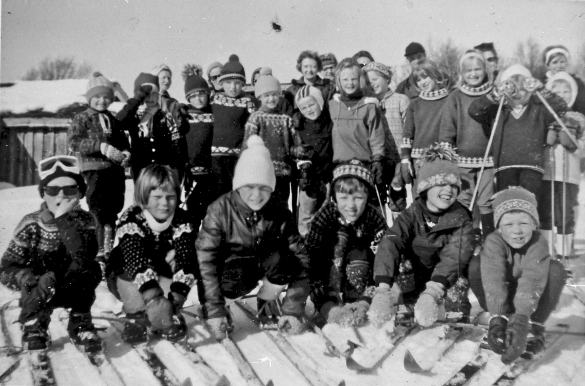 Skole på skitur til Smedåsvollen i Langryåsen. 