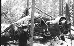 F6 Karlsborg. Vinterövning i Luleå 1941 6/3. Efter 35 minuters flygning från Rättvik fick denna B4 motorstopp varvid föraren, fänrik Berg tvingades nödlanda på en liten sjö och gled in i skogen. Fänrik Berg skadades lindrigt medan passageraren flygsignalist kapten Holmer klarade sig oskadd. Albumet är en del av en donation från Karl-Axel Hansson, Karlsborg. Förteckning över hela donationen finns i albumet samt som Word-dokument.