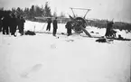 F6 Karlsborg 1941. Vinterövning i Norrland. Kapten Holmer slår runt med en B4, den 6/3 pga. motorstörning. Som signalist medföljde Elver Nilsson. Båda klarade sig oskadda. Här under bärgning av planet. Albumet är en del av en donation från Karl-Axel Hansson, Karlsborg. Förteckning över hela donationen finns i albumet samt som Word-dokument.