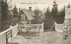 Nykterhetskaféet Blå Porten, beläget strax norr om Fläsians havsbad. Öppnades 1913 av ägarinnan Anna Ringblom. Revs på 1960-talet när E4 skulle breddas. Vykort.