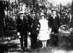 Stationskarlen Johan August Larsson (Gamle Lasse) med barnen Harry, Greta och Gunnar.