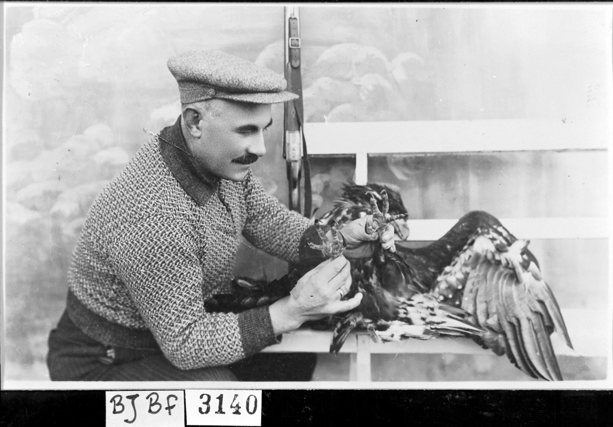 Mann med havørn i Roan