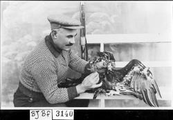 Mann med havørn i Roan