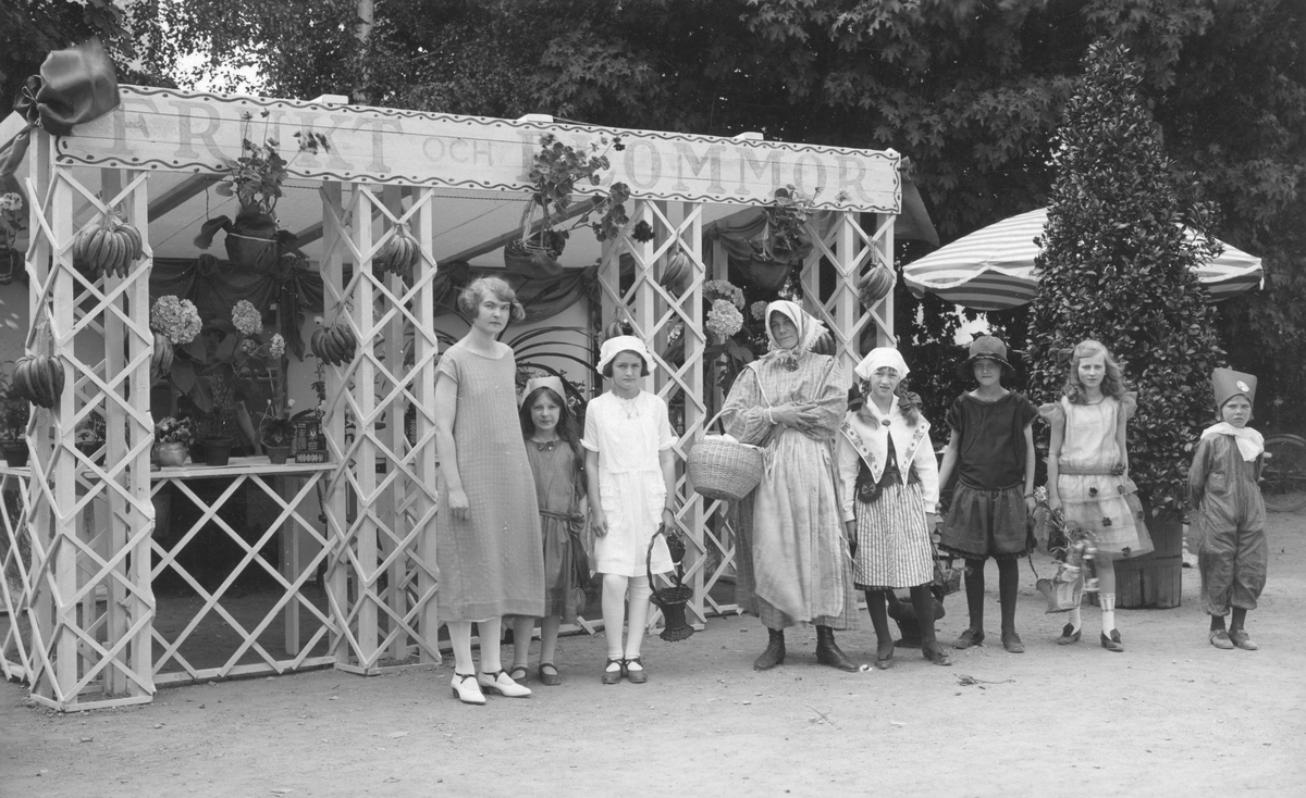 Motiv från firandet av Barnens Dag i Linköping 1925. Platsen är skolgården till Linnéskolan som för firandet rustas med miljöer och attraktioner.