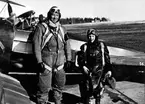 F6 Karlsborg 1941. F6-flottiljens första chef, Överstelöjtnant John Stenbeck med son, efter en flygtur med flygplanet SK11, De Havilland Tiger Moth. Albumet är en del av en donation från Karl-Axel Hansson, Karlsborg. Förteckning över hela donationen finns i albumet samt som Word-dokument.