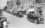 Motiv från firandet av Barnens Dag i Linköping 1925. Bilden visar kortegens färd längs Sankt Larsgatan.