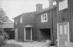 Gårdsinteriör från Ågatan 9 i Linköping. Vy från nordost. Året är 1929.