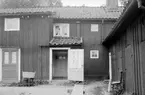 Gårdsinteriör från Ågatan 9 i Linköping. Vy från öster. Året är 1929.