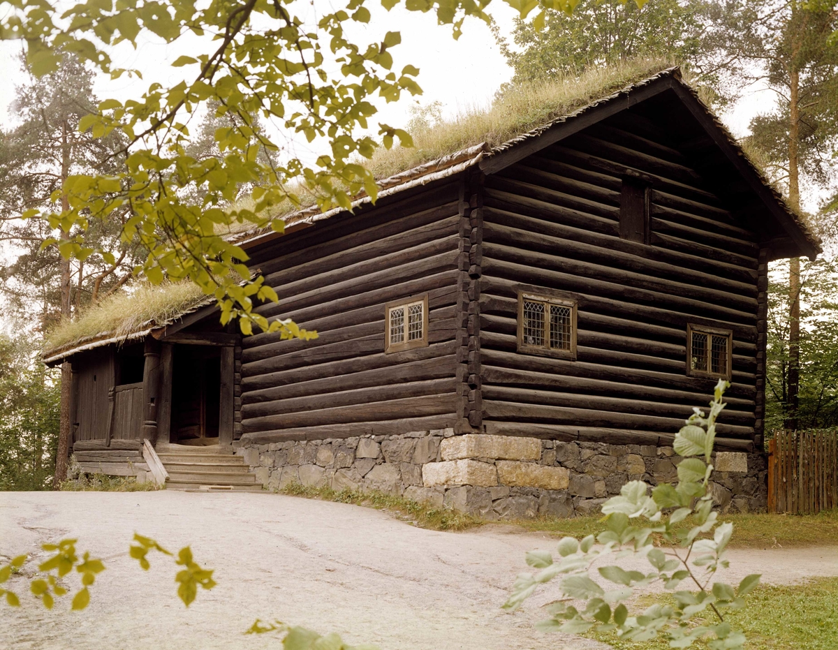 1738
Hovestua var gjestehus og stasstue og derfor større og rikere utstyrt en stuer flest. Samtidig er den helt etter byggeskikken med treromsplan. Foran inngangen er det en halvåpen sval i stavverk, som fortsetter rundt hjørnet på kortveggen. Et moderne trekk er den lave loftsetasjen uten vinduer. I forstua står flere inventarstykker fra Heddal stavkirke, som tilhørte Hovdefolket. Den middelalderske lesepulten med de rike utskjæringer er blitt ombygd til fattigbøsse. Stuerommet har bjelkehimling. Peis, seng, langbord, skap og benker er utført og plassert etter den faste skikken. Den digre senga er sammenbygd med skap, hvor nedre del har vært nedgangen til en kjeller. Byggherren var den rike Ole Olsen Hove, som fikk gården ved giftemålet med odelsjenta Tone Sveinungsdatter Hove. Byggeåret 1738 er skåret inn både ved inngangsdøra og inne i stua. Ole var sønn av den kjente bygelensmannen Ole Hovdejord eller "Tinnmannen". På hjørnene er initialene TSD og OOS innskåret. Forskjellige generasjoner har etterlatt seg diverse fromme sentenser, initialer og årstall. Alt løsøre har fulgt stua fra opphavstedet.

Norsk folkemuseums guidebok,  1996