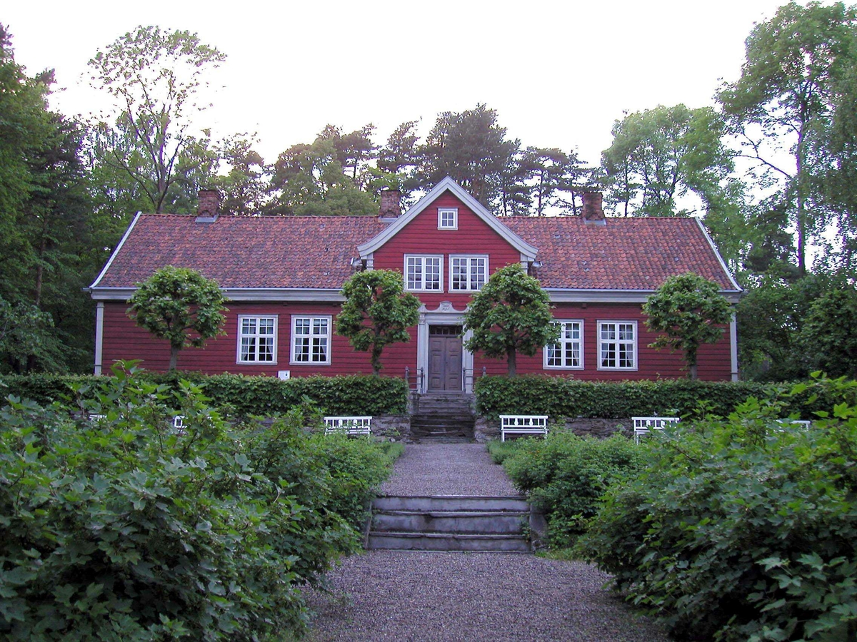 1752
Huset ble bygd av presten Geelmuyden og utseendet er nokså uendret siden 1752, bortsett fra at vinduer og hovedportal er fornyet. Svaitakene er an takelig opprinnelige. Storstuen eller "herrekammeret" utgjorde i sin tid hele østre del av huset. Herrekammeret var påbudt på prestegårder som losji for biskoper og andre fornemme reisende. Selve rommet var litt smalere enn bygningskroppen, den ble utfylt av en svalgang på baksiden. De største forandringene i huset skjedde i 1820-årene da den gamle storstuen ble delt i fire rom. Disse rommene har klassisistisk stilpreg i kontrast til rokokkoformene i rommene mot vest. Kjøkkenet kan gi en idé om den matkulturen som prestegårdene var bærere av.

Norsk folkemuseums guidebok,  1996