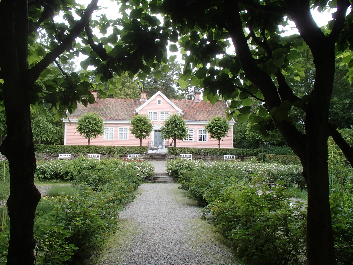 1752
Huset ble bygd av presten Geelmuyden og utseendet er nokså uendret siden 1752, bortsett fra at vinduer og hovedportal er fornyet. Svaitakene er an takelig opprinnelige. Storstuen eller "herrekammeret" utgjorde i sin tid hele østre del av huset. Herrekammeret var påbudt på prestegårder som losji for biskoper og andre fornemme reisende. Selve rommet var litt smalere enn bygningskroppen, den ble utfylt av en svalgang på baksiden. De største forandringene i huset skjedde i 1820-årene da den gamle storstuen ble delt i fire rom. Disse rommene har klassisistisk stilpreg i kontrast til rokokkoformene i rommene mot vest. Kjøkkenet kan gi en idé om den matkulturen som prestegårdene var bærere av.

Norsk folkemuseums guidebok,  1996