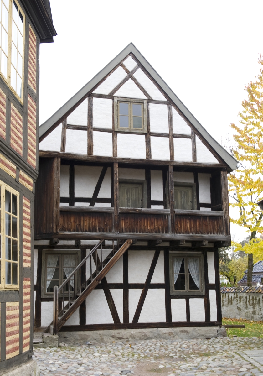 1800
Huset er oppført i utmurt bindingsverk og har to etasjer og loft. I første etasje var det en leilighet som besto av stue, kjøkken og kammers, i annen etasje en leilighet på tre rom og kjøkken. I 1891 eide den 50 år gamle kommandersergeant Hans Andersen gården. Han bodde  i leiligheten i annen etasje sammen med kone og tre sønner, som var hhv bokbindersvenn og malersvenn. I første etasje bodde lagerformann med fire mindreårige barn. Husholdet besto ellers av tjenestepiken Nicoline Amalie og Anne Marie Larsen Due som var sypike og losjerende. Anne Marie var delvis forsørget av fattigvesenet. 

Norsk folkemuseums guidebok,  1996