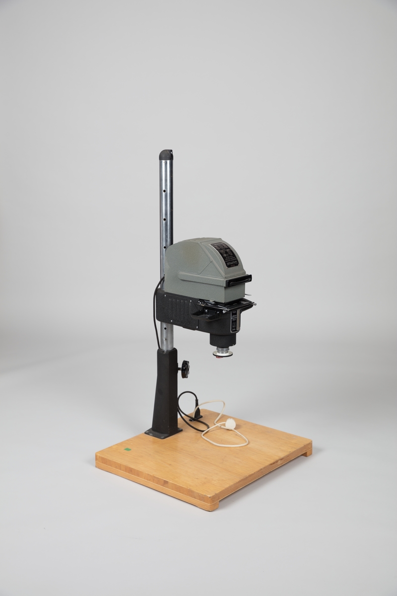 Durst Unomat Forstørrelseapparat for inntil 6,5 x 9 cm filmstørrelse. Diffusorforstørrer med søyle og bunnplate.
