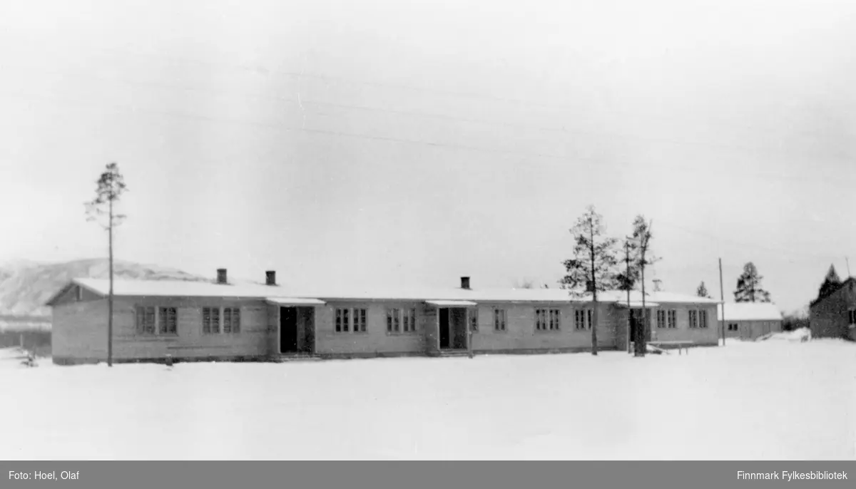 Den første gymnasbrakka (Finnmark off. Gymnas i Alta) i 1948/1949. Bak til høyre var utedoen.

Olaf Hoel (1903-1970) var den første rektoren ved fylkets første gymnas Finnmark off. Gymnas i Alta i årene 1948-1952. Kjell F. Hoel har gitt en liten bildesamling etter sin far fra hans tid i Alta til Finnmark fylkesbibliotek. Olaf Hoel gjorde en pionerinnsats for skolen under gjenreisningen av landsdelen etter krigen.