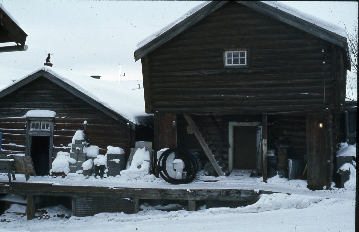 To stabbur i Leighgården på Røros