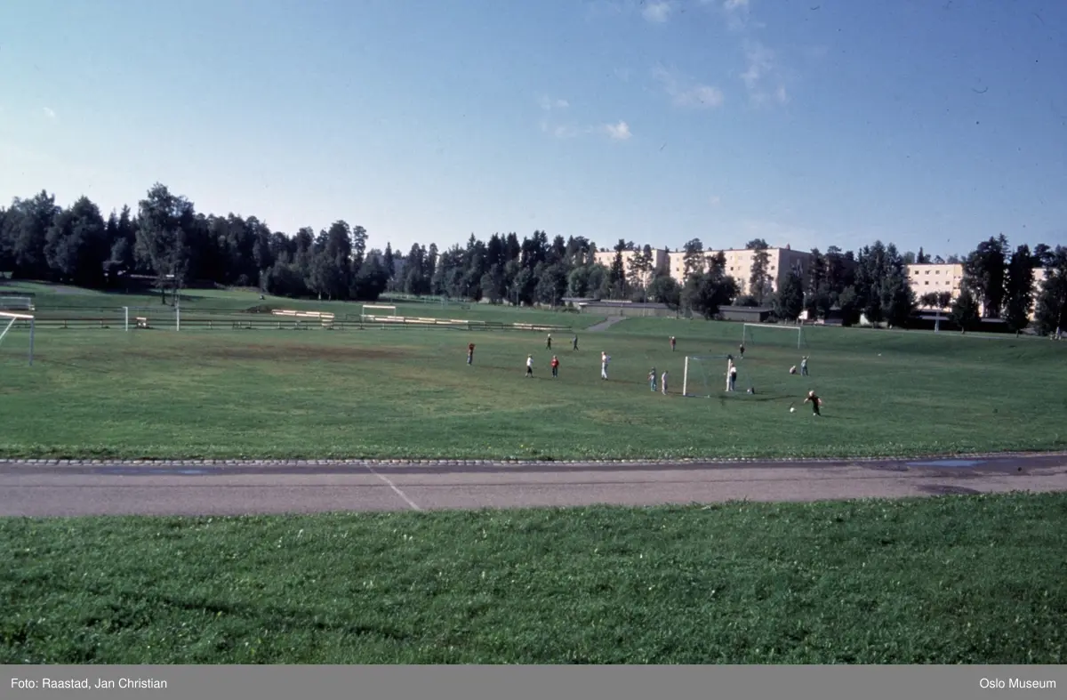 fotballbane, barn, blokkbebyggelse, skog