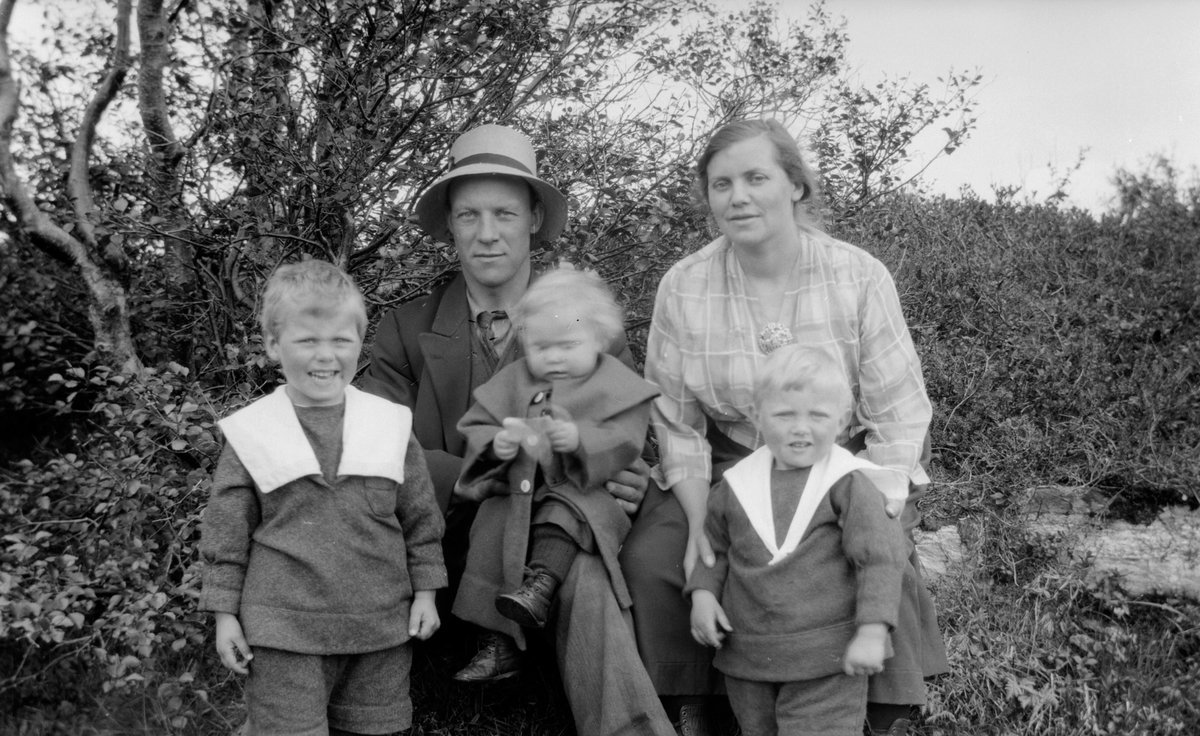 Mann, kvinne med tre barn. Johan P og Signe Torsvik,
Barna: Arnulf, Solveig Johanne og Olav. Torsvikvågen 1923