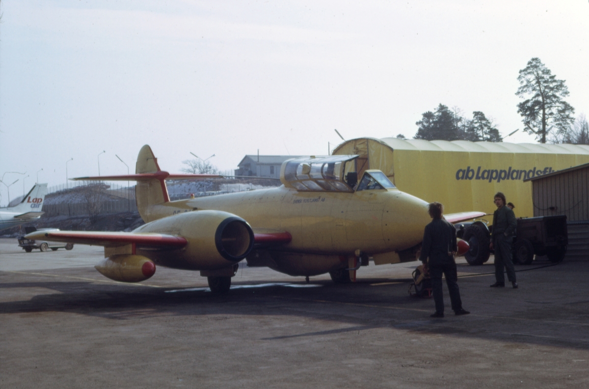 Gulmålat målbogserflygplan av typ Gloster Meteor T.7 med civilt registreringsnummer SE-CAS på Bromma flygplats, i början av 1970-talet. Flygförare och flygtekniker i arbete. Serie om 7 bilder.