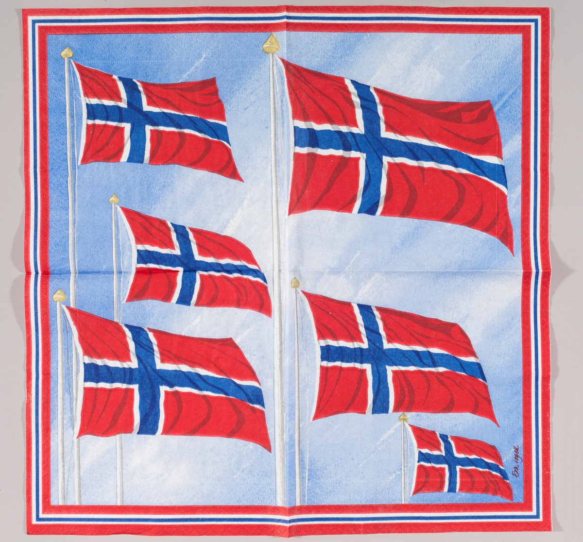 Norske flagg som flagrer i vinden mot en blå himmel. Kant med fargene blå, hvit og rød.