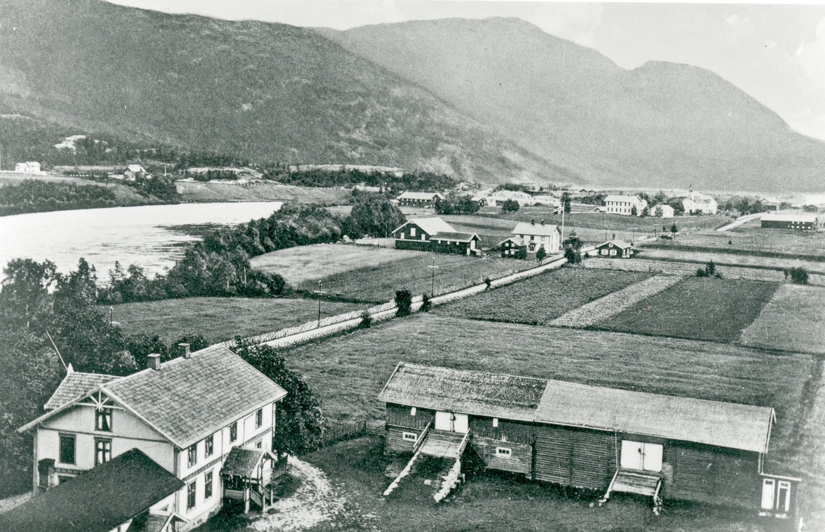 Boliger, låve og kyrkje.
I forgrunnen Løkken (Øvre/Nordre Vik) Vik Hotel.
Midt på bildet Grønvold Øvre Vold (gnr 25, bnr 1)
Her var skuespilleren Kolbjørn Buøen født.
I bakgrunnen ser me Flå kyrkje frå 15.09.1858.
Kostet 3000 spesidaler.