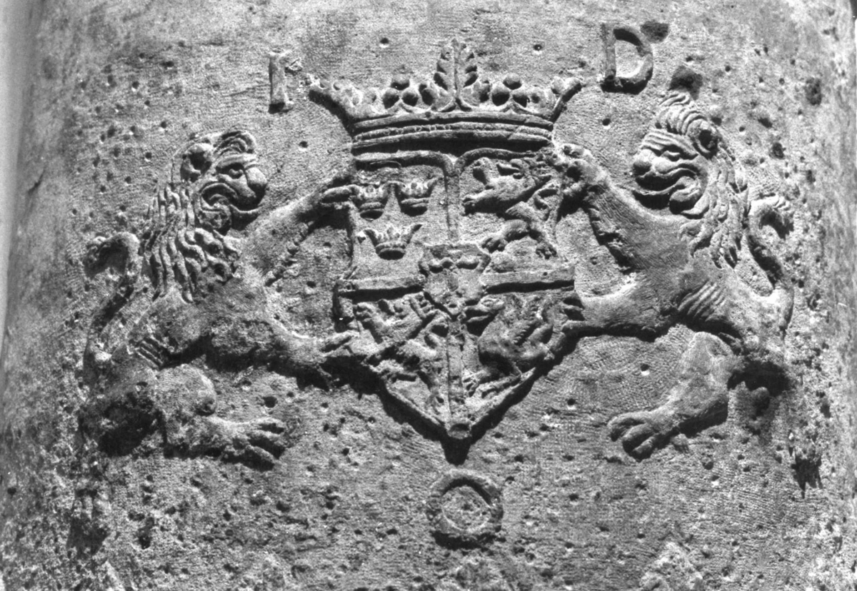 Bottenstycke med vapensköld tillhörigt hertig Johan av Östergötland, son till Johan III. 
Förutom årtalet 1616 bär stycket en inskription och en vapensköld. En jämförelse mellan vapenskölden och hertig Johan av Östergötlands, delvis otydliga, sigill från 1612 har gjorts av Riksarkivet 1994. Enligt sigillet förde han en fyrdelad sköld med en hjärtsköld med Vasavapnet i mitten. De övriga fälten betecknar 1) tre kronor, 2) krönt lejon (Folkungalejon), 3) lejon (någon krona går ej att urskilja, troligen Östergötland, "Östanstång" eller ett Holkungalejon till!), 4) lindorm (två ben). Vapenskölden tycks överensstämma med sigillet.