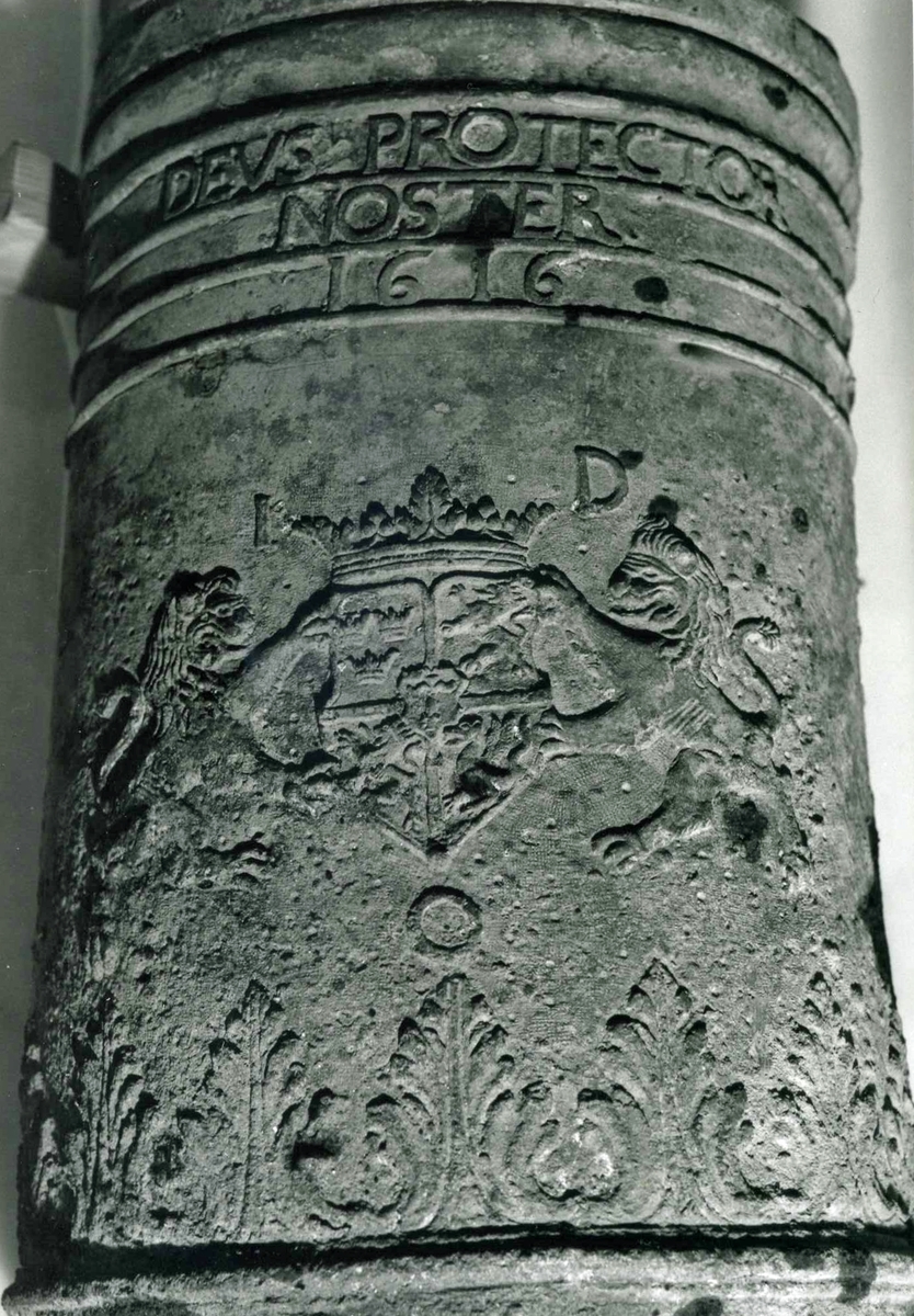 Bottenstycke med vapensköld tillhörigt hertig Johan av Östergötland, son till Johan III. 
Förutom årtalet 1616 bär stycket en inskription och en vapensköld. En jämförelse mellan vapenskölden och hertig Johan av Östergötlands, delvis otydliga, sigill från 1612 har gjorts av Riksarkivet 1994. Enligt sigillet förde han en fyrdelad sköld med en hjärtsköld med Vasavapnet i mitten. De övriga fälten betecknar 1) tre kronor, 2) krönt lejon (Folkungalejon), 3) lejon (någon krona går ej att urskilja, troligen Östergötland, "Östanstång" eller ett Holkungalejon till!), 4) lindorm (två ben). Vapenskölden tycks överensstämma med sigillet.