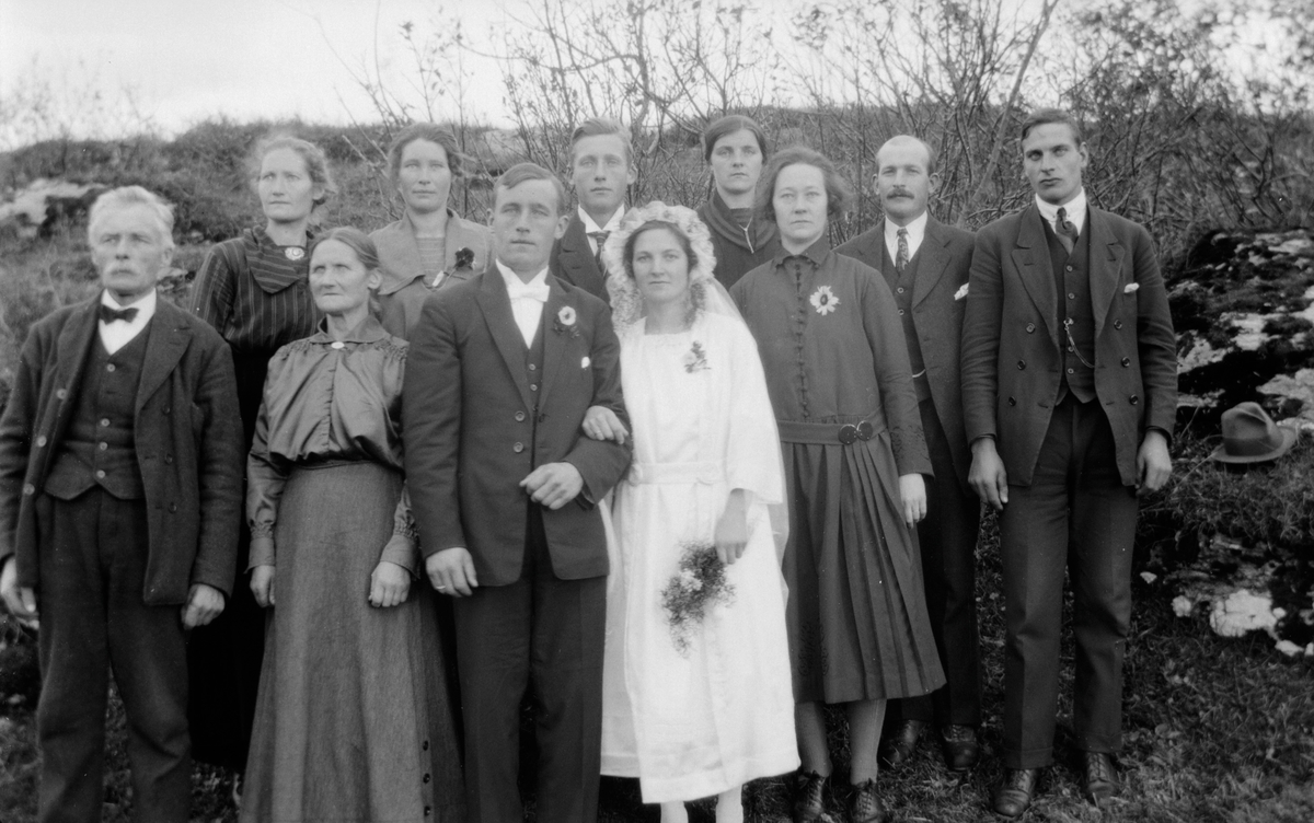 Brudepar med gjester.  Første rekke fra venstre: Lorents Lorentsen, Lina Lorentsen, Arne og Konstanse Lorentsen, Therese Sigerstad.  Andre rekke fra venstre: Ragna Holandsjø, Anna Lorentsen, Erling Lorentsen, ukjent, ukjent og Kristian Breivik.