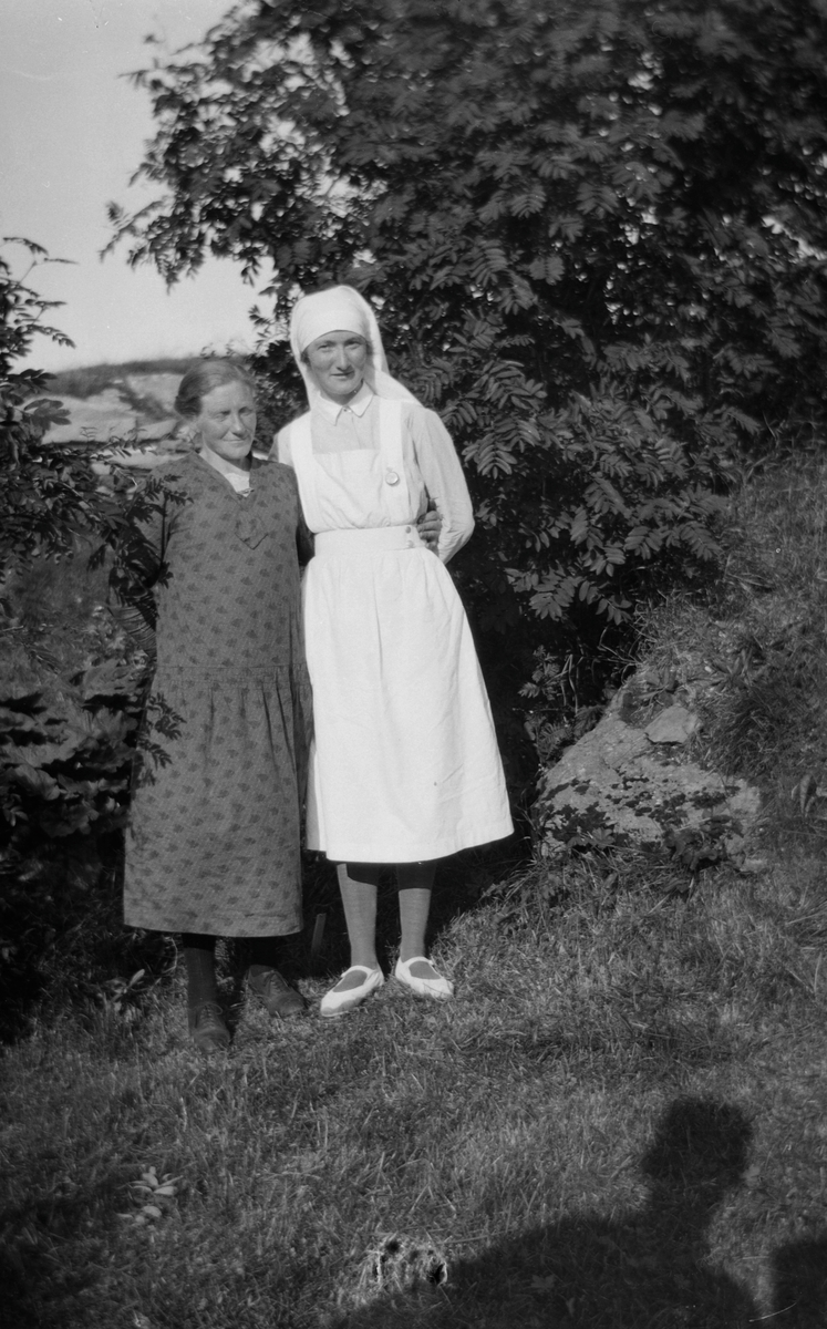 Alvhild Nordøy i sykepleieruniform.  Den andre kvinnen kan være Dagny Løvdahl eller Inga Nilsen (Dagnys søster).
