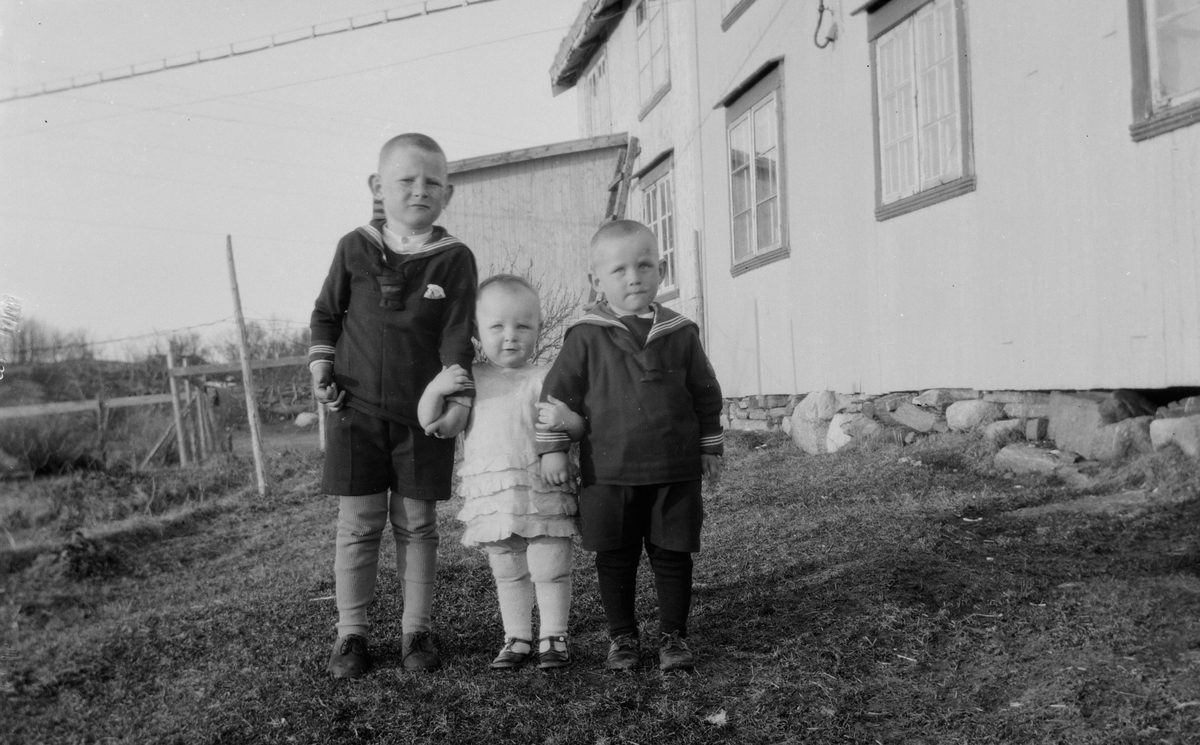 To gutter og en liten pike.