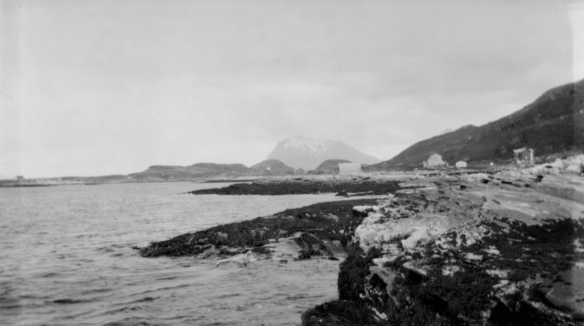 Torsvik.  Dønnesfjellet til høyre og Tomma i bakgrunnen.