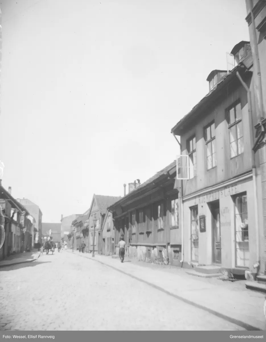 Gatemiljø i Oslo, ca 1900. J. Kjempruds Cafe til venstre i bildet.