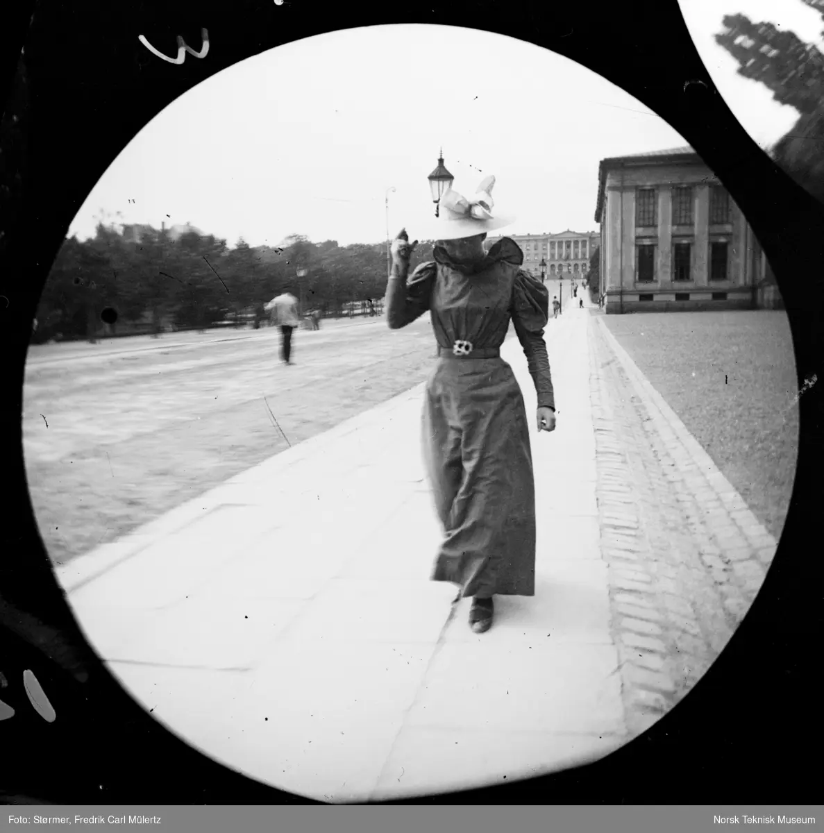 Frk. Sossen Heidenreich fotografert på Karl Johan