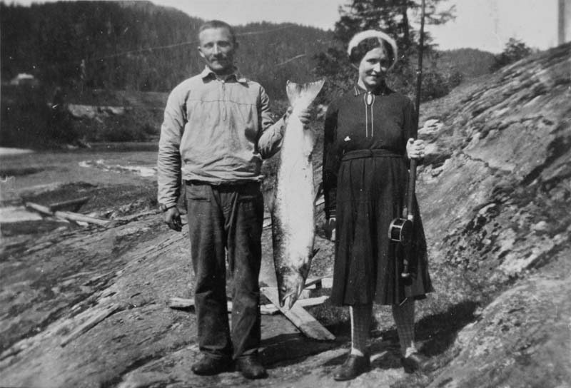 Adolf Fagerbakk og engelsk kvinne. Farrer med laks på Naustbergan, Forsjorda.