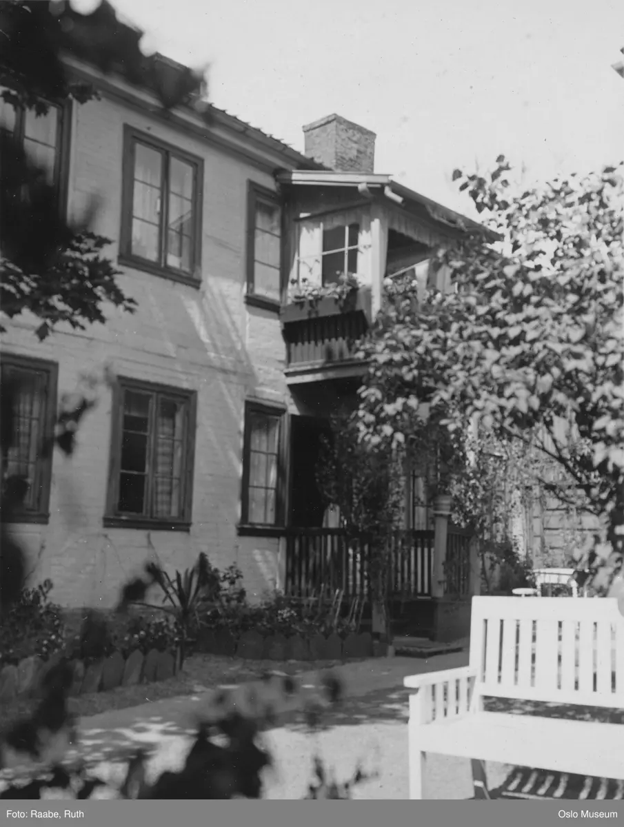 bygård, aldershjem for menn, gårdsinteriør, hage, hagebenk, planter