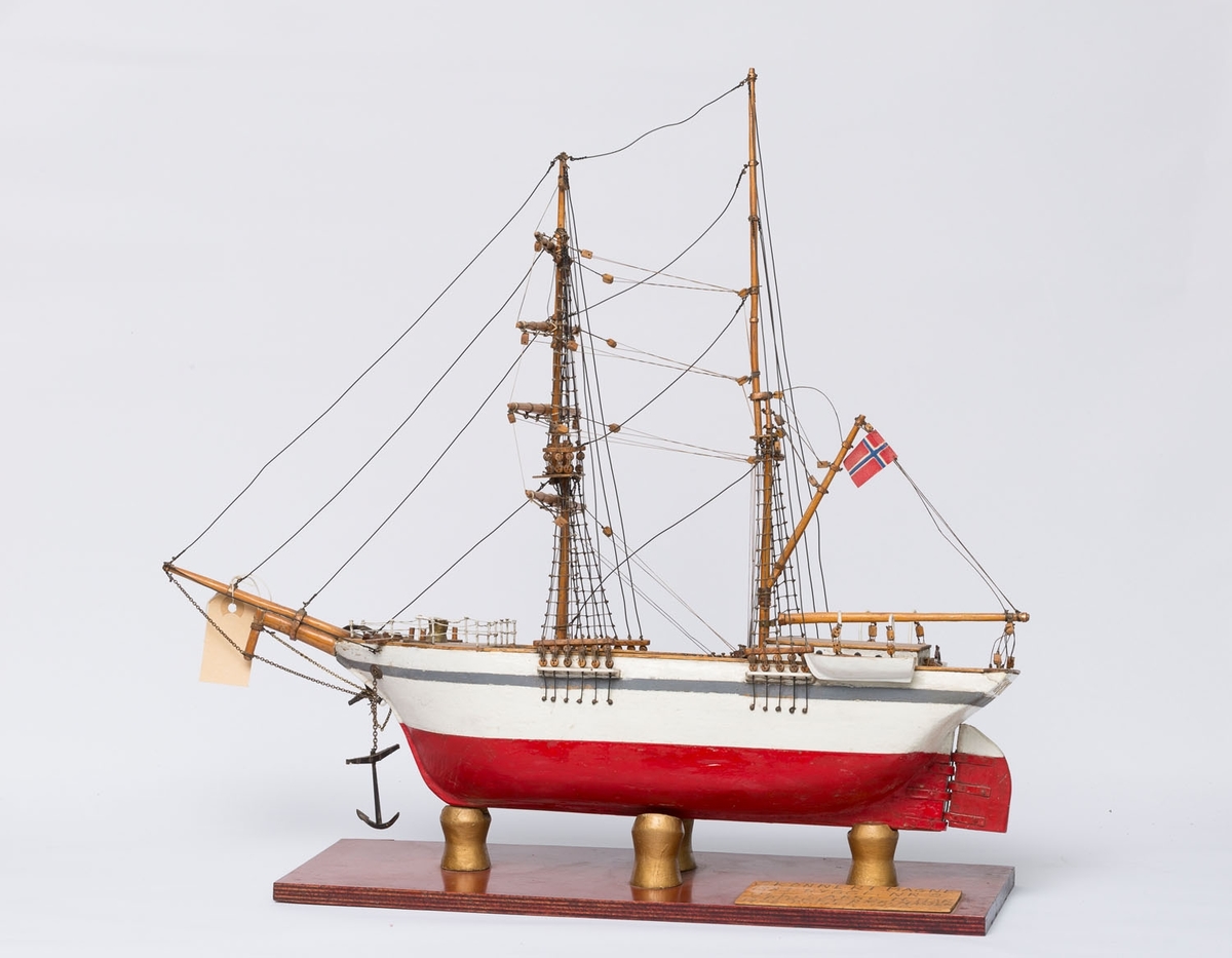 Modellen av Magne ble bygget 1950, og er Bækvolds byggenummer 2. 
Magne gikk  med materialfrakt til Østersjøen, Danmark og Nederland. Til England med props (til gruvene) og kull tilbake.
Skroget på modellen er bygget av rekved.