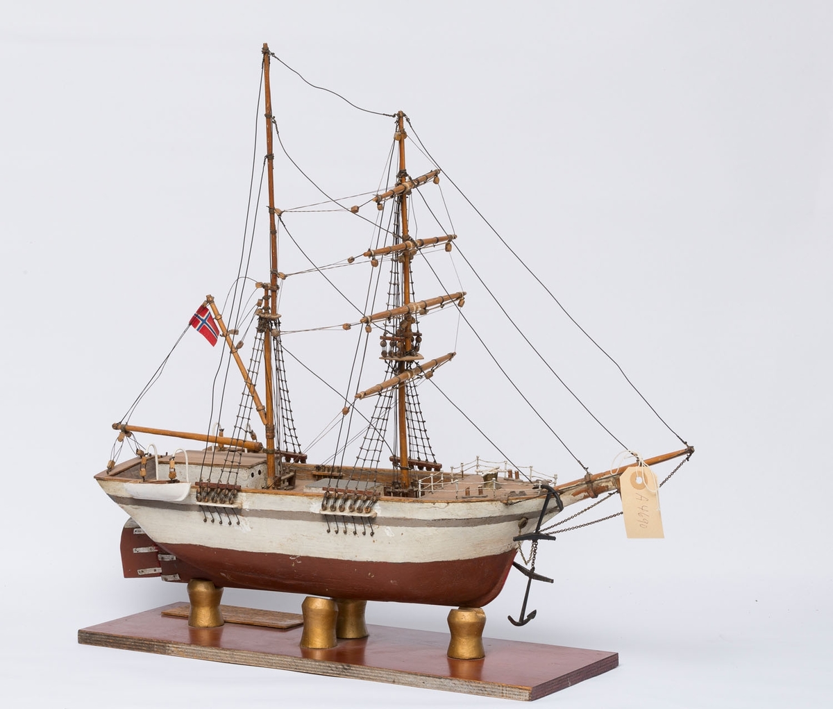 Modellen av Magne ble bygget 1950, og er Bækvolds byggenummer 2. 
Magne gikk  med materialfrakt til Østersjøen, Danmark og Nederland. Til England med props (til gruvene) og kull tilbake.
Skroget på modellen er bygget av rekved.