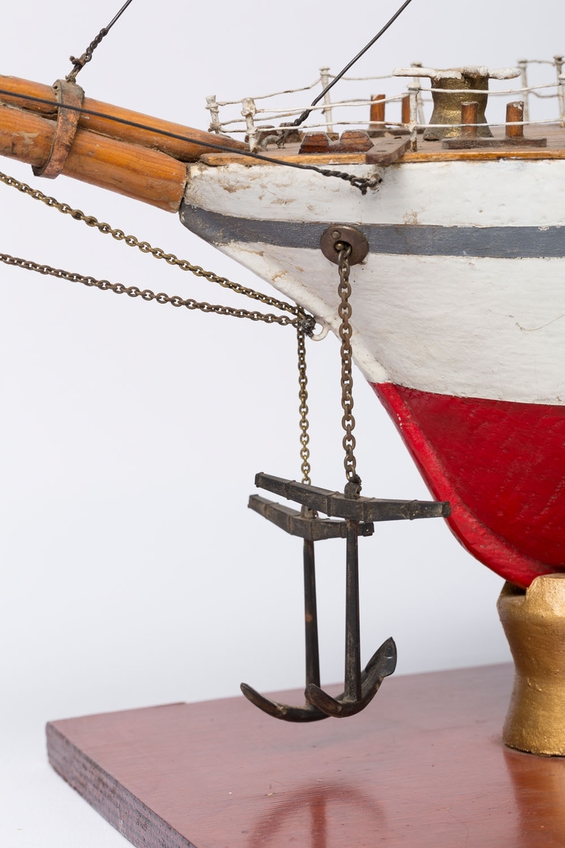Modellen av Magne ble bygget 1950, og er Bækvolds byggenummer 2. 
Magne gikk  med materialfrakt til Østersjøen, Danmark og Nederland. Til England med props (til gruvene) og kull tilbake.
Skroget på modellen er bygget av rekved.