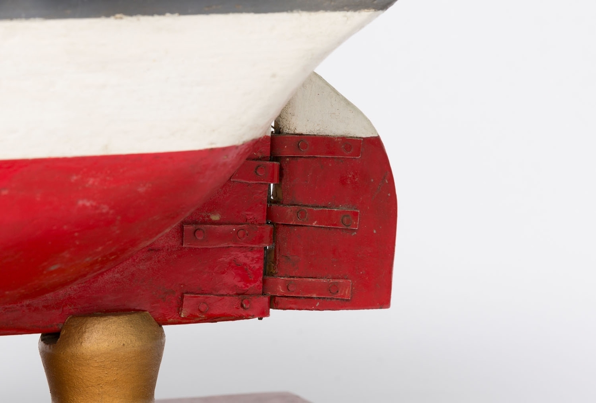 Modellen av Magne ble bygget 1950, og er Bækvolds byggenummer 2. 
Magne gikk  med materialfrakt til Østersjøen, Danmark og Nederland. Til England med props (til gruvene) og kull tilbake.
Skroget på modellen er bygget av rekved.