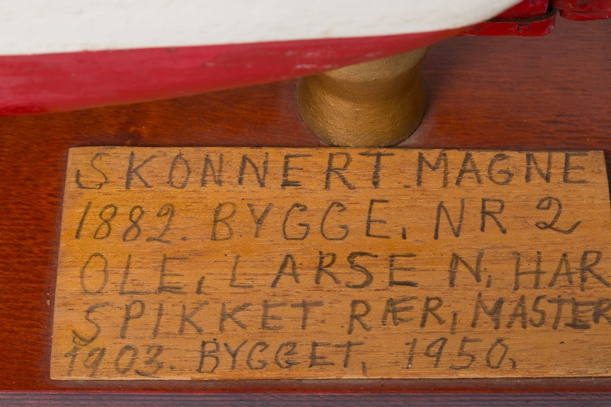 Modellen av Magne ble bygget 1950, og er Bækvolds byggenummer 2. 
Magne gikk  med materialfrakt til Østersjøen, Danmark og Nederland. Til England med props (til gruvene) og kull tilbake.
Skroget på modellen er bygget av rekved.